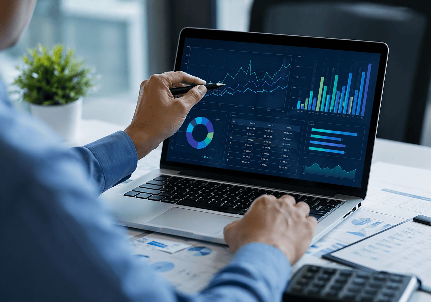 Gestor analisando gráficos de consumo em um notebook